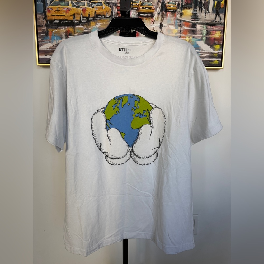 KAWS X Uniqlo “Peace For All Globe Hands Earth” T-Shirt Mens XL White Rare EUC